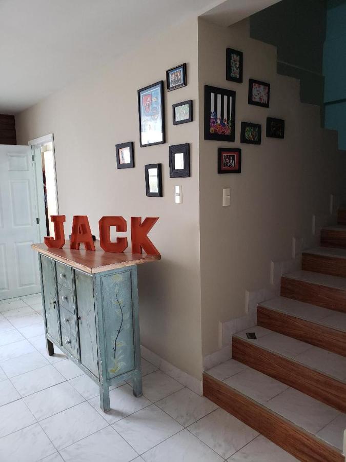 Jack Hostales Leon Bagian luar foto
